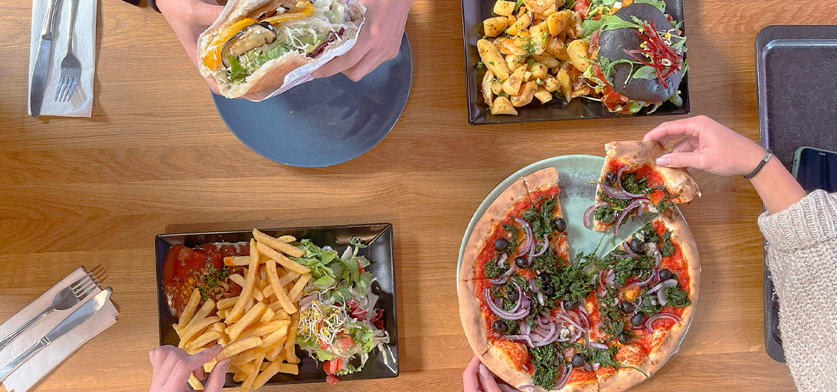 Essen im neuen Foodcourt Mahlzeit in der Rathaus-Galerie Essen